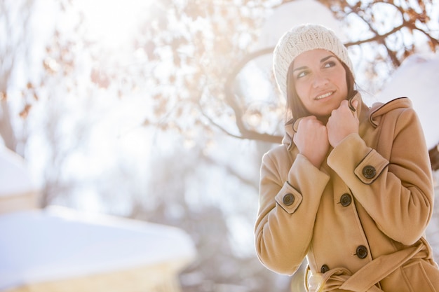 Giovane donna in inverno