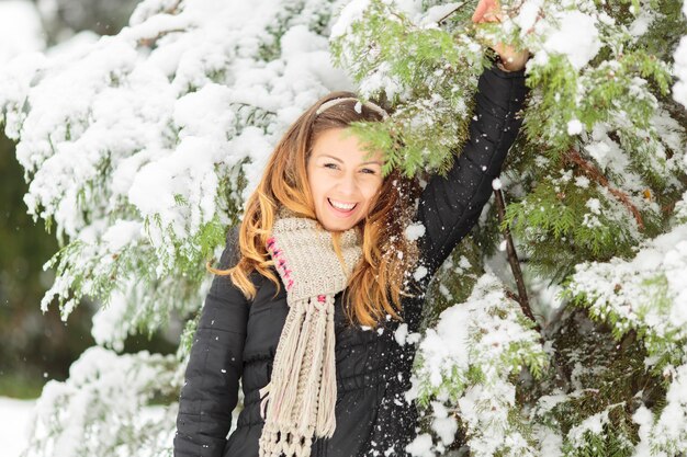 Giovane donna in inverno