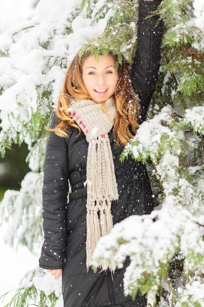 Giovane donna in inverno