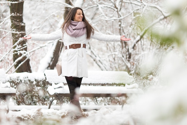 Giovane donna in inverno