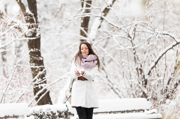 Giovane donna in inverno