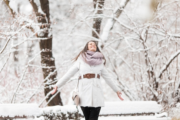 Giovane donna in inverno