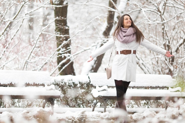 Giovane donna in inverno