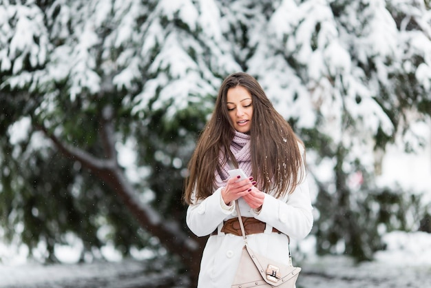 Giovane donna in inverno