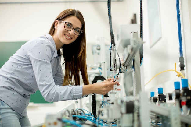 Giovane donna in laboratorio elettronico