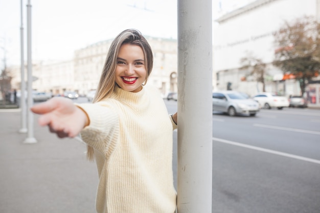 Giovane donna in maglione alla moda