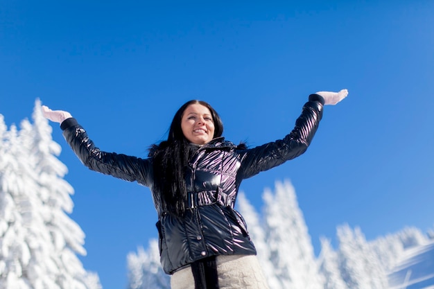 Giovane donna in montagna in inverno