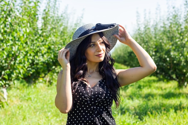 giovane donna in natura bella ragazza nel parco ritratto di una donna