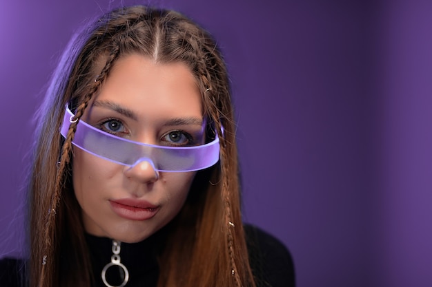 Giovane donna in occhiali cyber. Gadget del futuro. Foto di alta qualità