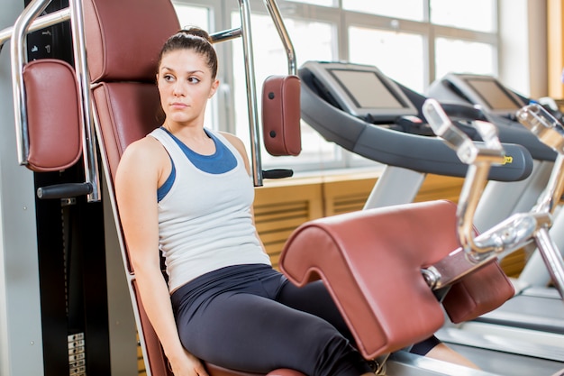 Giovane donna in palestra