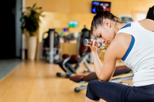 Giovane donna in palestra