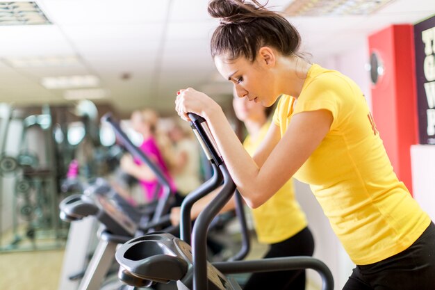 Giovane donna in palestra