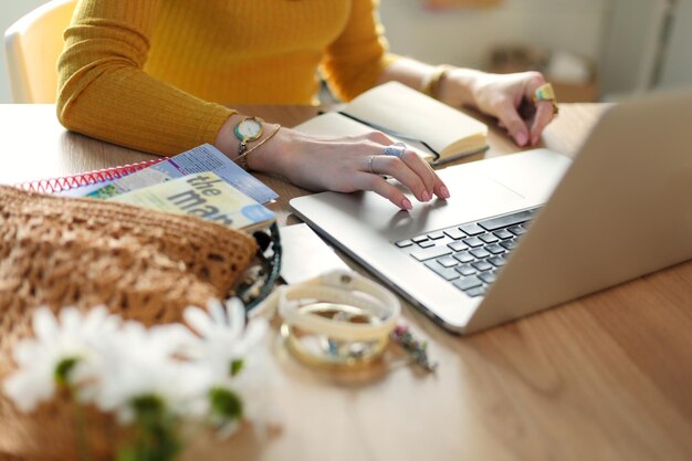 Giovane donna in pausa caffè o godersi la pausa caffè Utilizzando il computer portatile