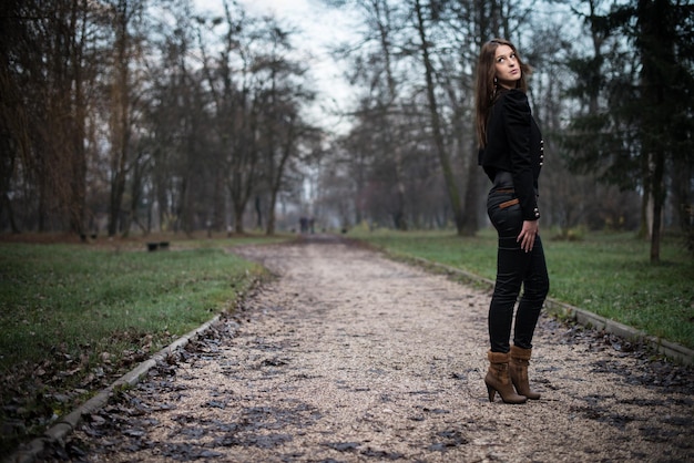 giovane donna in piedi e guardando dietro la spalla