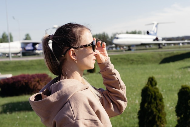 Giovane donna in piedi guardando gli aerei