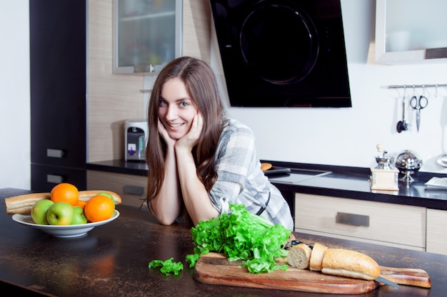 Giovane donna in piedi in una cucina