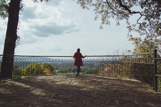 Giovane donna in piedi nel bellissimo parco della città di Przemysl in una giornata limpida e soleggiata contro un cielo luminoso Parte di Przemysl o Castello di Casimir Collina del castello di Przemysl Polonia
