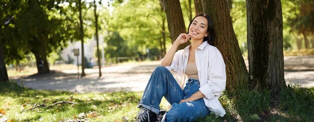 Giovane donna in piedi sul campo