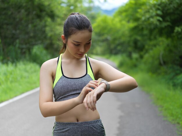 Giovane donna in piedi sulla strada