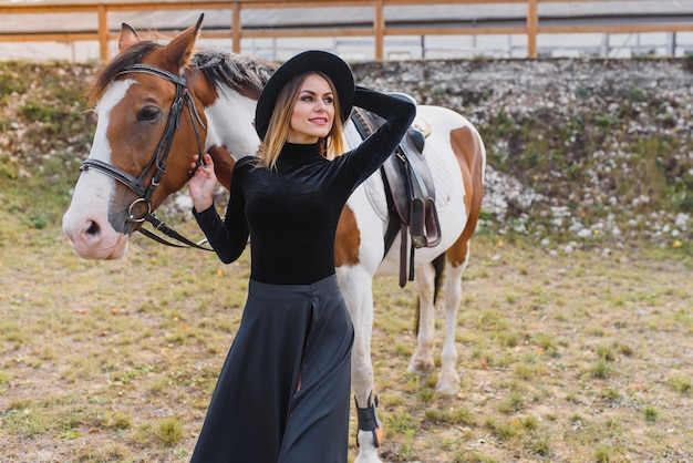 Giovane donna in posa con un cavallo