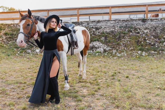 Giovane donna in posa con un cavallo