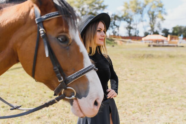 Giovane donna in posa con un cavallo