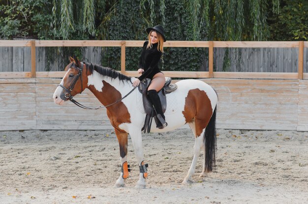 Giovane donna in posa con un cavallo