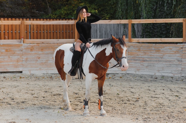 Giovane donna in posa con un cavallo