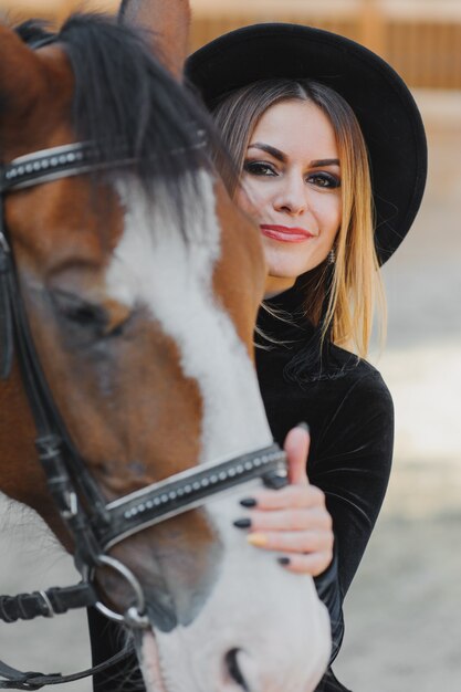 Giovane donna in posa con un cavallo