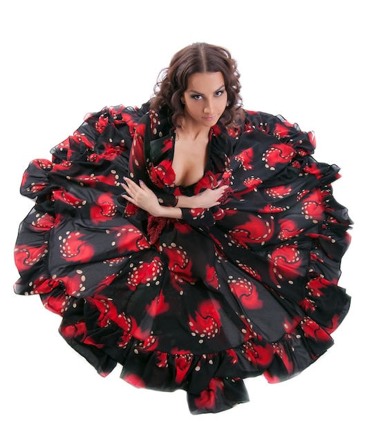 Giovane donna in posa in costume da flamenco isolato