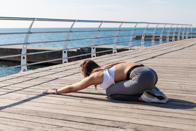 Giovane donna in posa yoga rilassante.