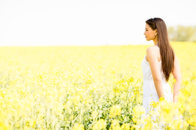 Giovane donna in primavera campo