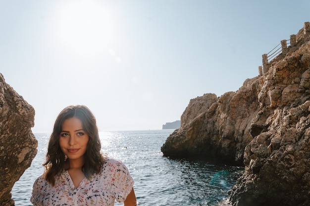 giovane donna in riva al mare