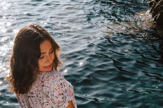 giovane donna in riva al mare