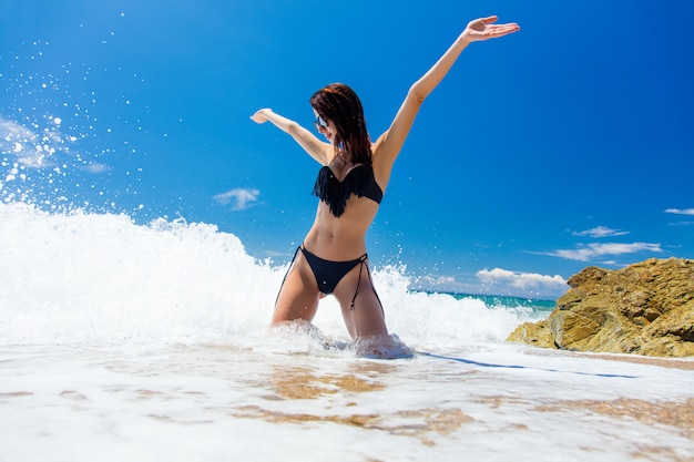 Giovane donna in spiaggia