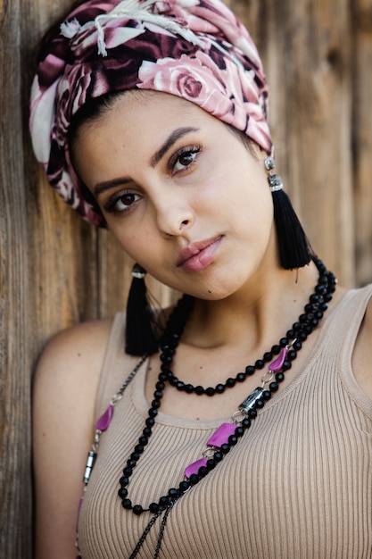 Giovane donna in stile hippie che indossa gioielli fatti a mano