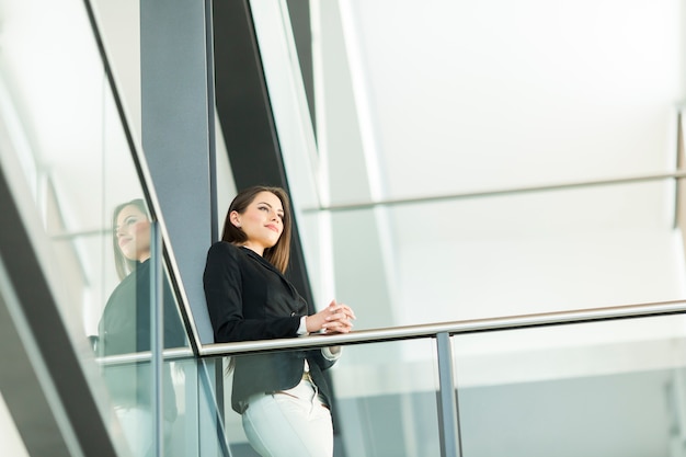 Giovane donna in ufficio