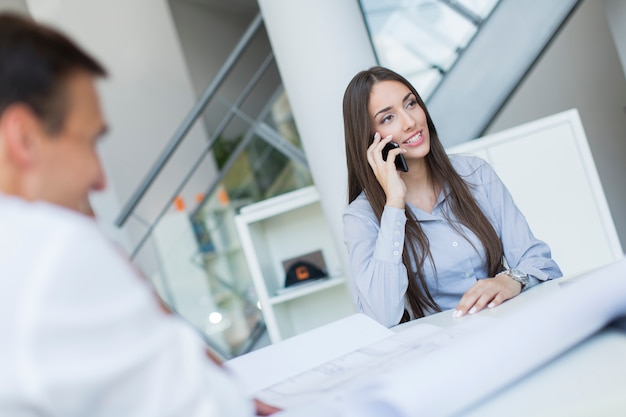 Giovane donna in ufficio