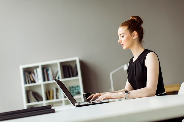 Giovane donna in ufficio