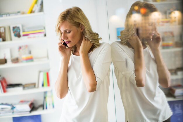 Giovane donna in ufficio