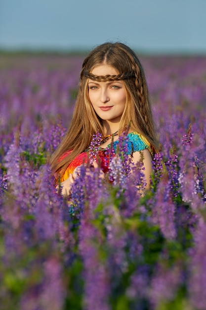 giovane donna in un abito arcobaleno all'aperto