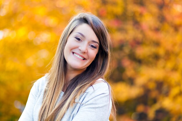 Giovane donna in un ambiente autunnale