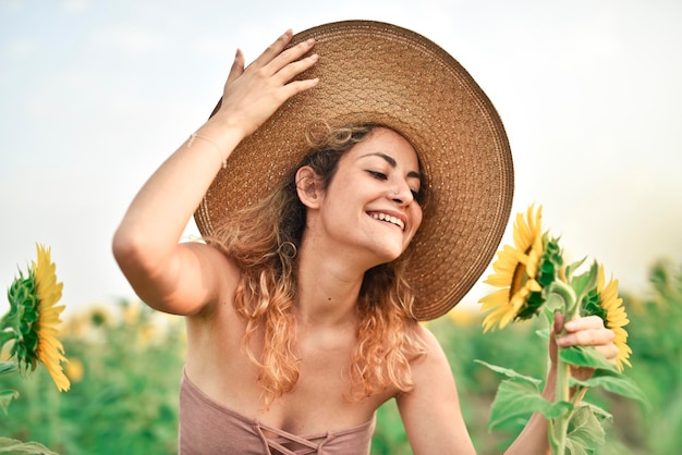 giovane donna in un campo di girasoli