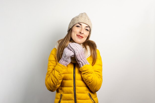 Giovane donna in un cappello caldo e guanti isolati