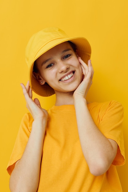 Giovane donna in un cappello giallo stile giovanile abbigliamento casual isolato sfondo