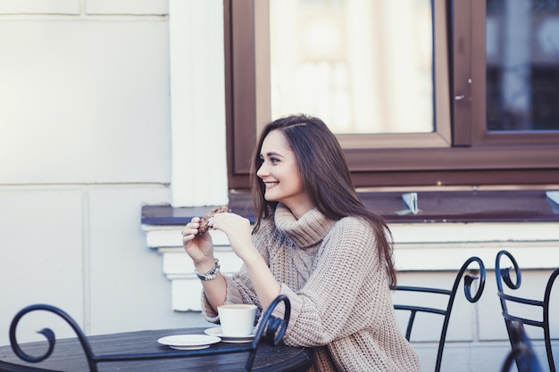 giovane donna in un coffee shop