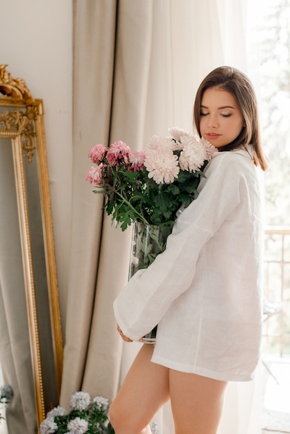 Giovane donna in un momento di relax a casa