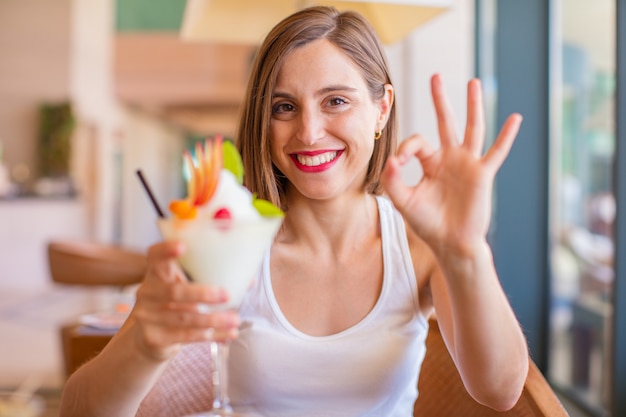 giovane donna in un resort con cocktail