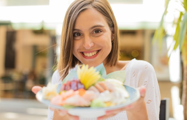 giovane donna in un ristorante con sushi