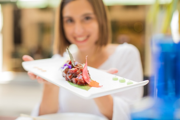 giovane donna in un ristorante con sushi